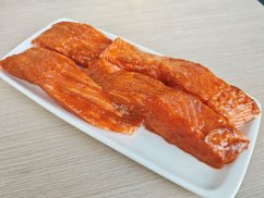 Marinovaný BIO losos filet s kůží bez kosti (Česneková marináda s uzenou paprikou)
