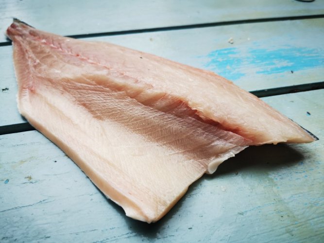 The yellowtail amberjack fillet with skin (Kingfish) 300-500g - Do you want to remove the skin from the fish ??: no, Do you want to vacuum the fish?: yes