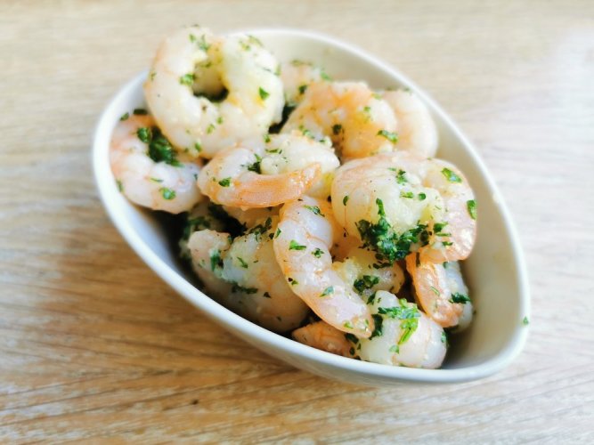 Shrimps salad with garlic and parsley