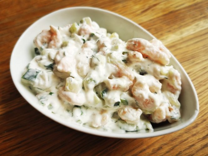 Shrimp in crème fraîche with cucumber and red onion