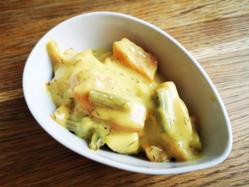 Salmon with asparagus in mustard honey sauce
